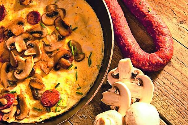 Omletă cu cârnați și ciuperci