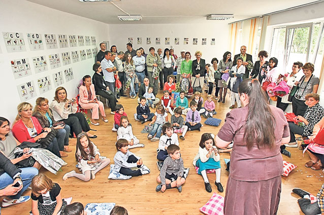 Tati, nu vreau la şcoală! Cei mai mici dintre elevii de la clasa 0 au început ieri cursurile cu ochii în lacrimi