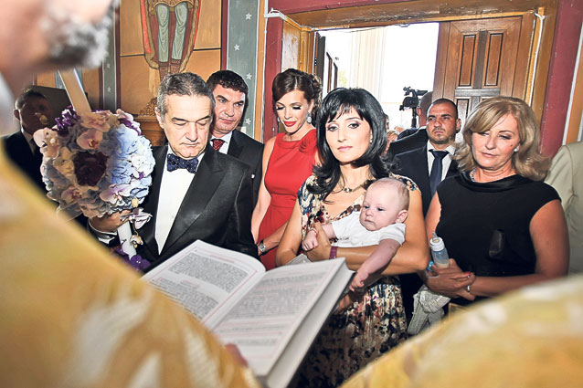 Cristi și Alina Borcea și-au creștinat ieri băiețelul | Au pus cameră video la cristelniţă