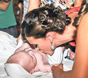 Cristi și Alina Borcea și-au creștinat ieri băiețelul | Au pus cameră video la cristelniţă