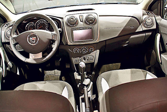 În sfârşit, avem Dacii elegante! Uzina de la Mioveni şi-a prezentat ieri, la Paris, ultimele modele de maşini: Logan, Sandero şi Stepway | FOTO