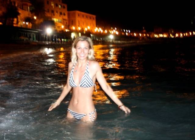 Dana Rogoz face baie în mare, noaptea | FOTO