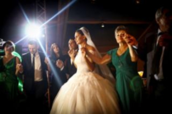 EBA şi-a impresionat invitaţii la nuntă! Uite POSTURA ÎN CARE NU A MAI VĂZUT-O NIMENI până atunci | FOTO