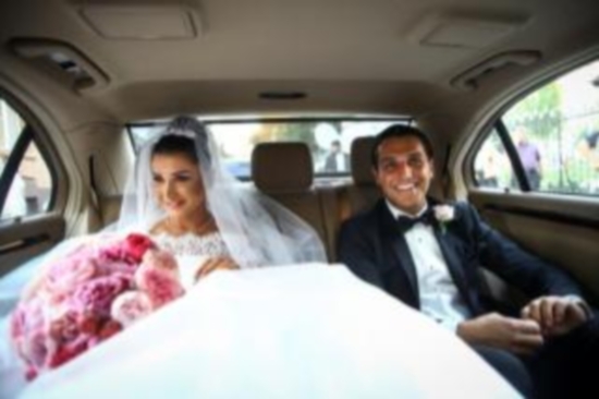 CE FĂCEAU EBA ŞI SYDA, ÎN MAŞINĂ, în drum spre biserică? Măreşte imaginea să afli