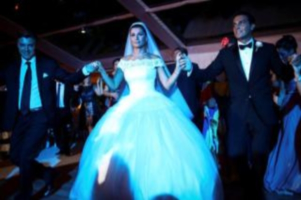 EBA şi-a impresionat invitaţii la nuntă! Uite POSTURA ÎN CARE NU A MAI VĂZUT-O NIMENI până atunci | FOTO