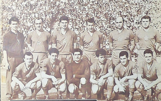 Ienei (al treilea din stânga, în picioare), campion cu CCA în 1961 Chirurgul Adrian Molnar l-a operat ieri pe cord, timp de șase ore, pe fostul antrenor Emeric Ienei