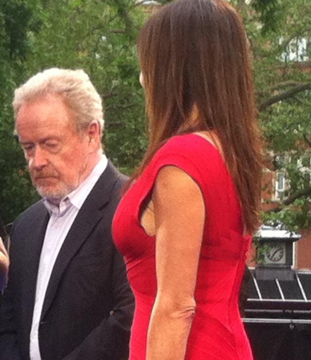 Gafă pe covorul roşu! DETALIUL RUŞINOS din ţinuta iubitei unui mare regizor! FOTO