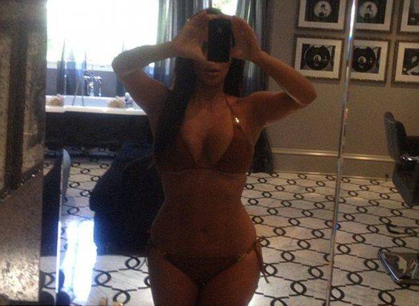 Are 6 COPII şi 56 de ani, dar arată SENZAŢIONAL în BIKINI! Mama starletei Kim Kardashian, HOT în costum de baie