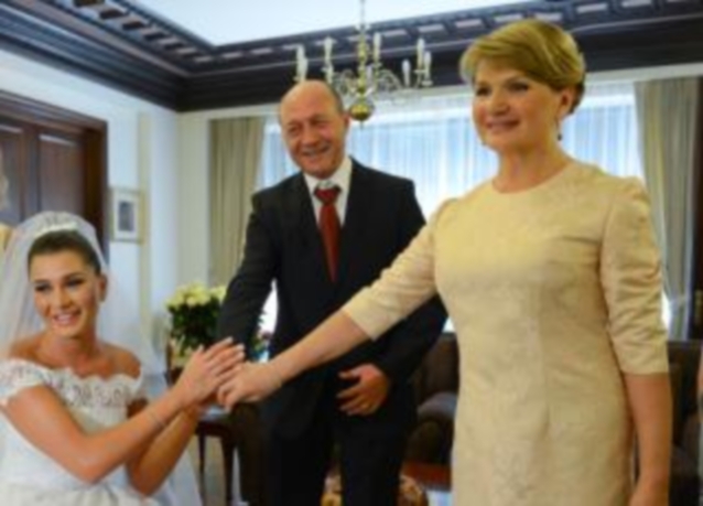 Maria Băsescu, AŞA CUM NU AI MAI VĂZUT-O! Îţi vine să crezi că are 61 de ani? | FOTO