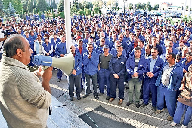 Angajaţilor de la Oltchim le-a ajuns cuţitul la os şi ameninţă că mută protestele la Bucureşti: "Avem buzunarele goale"