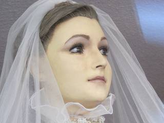 Povestea MIRESEI MOARTE, care stă de 82 de ani în vitrina unui magazin! TE VOR TRECE FIORI!