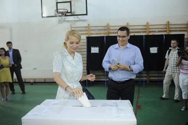 VICTOR PONTA, la 40 de ani. Viaţa premierului, în IMAGINI INEDITE