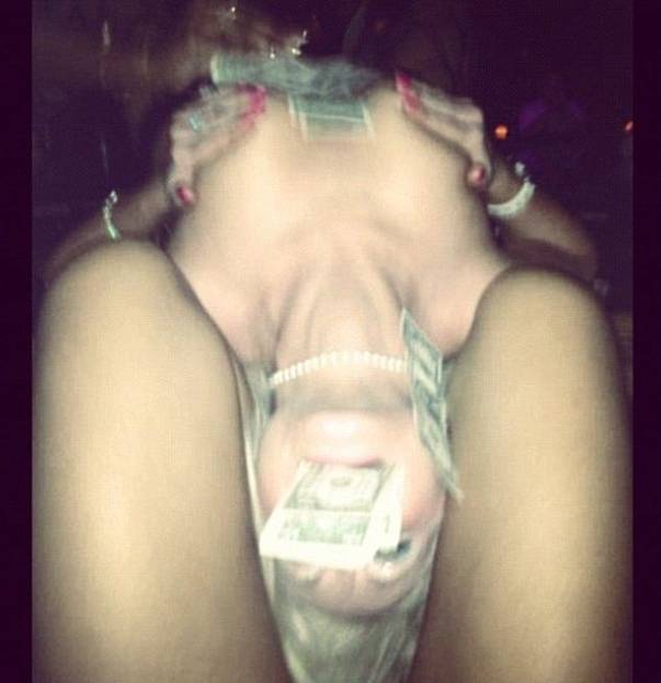 Rihanna, surprinsă în ipostaze erotice cu o femeie