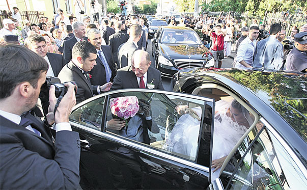 A avut rochie de prinţesă | Iat-o pe Elena Băsescu, «prima mireasă a ţării», înainte de cununia religioasă cu Bogdan Ionescu