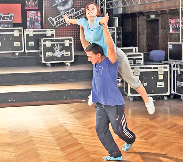 Oana Ioniţă: «După repetiţii, CAD sunt extenuată». Antrenamentele  de la «Dansez pentru tine» le-au venit de hac până şi vedetelor care sunt obişnuite cu efortul