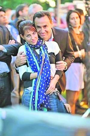 În urmă cu mulţi ani, Ela, soţia primarului Gheorghe Falcă (medalion) a fost imaginea unei firme de lenjerie intimă (foto dreapta)