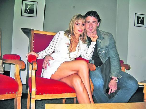 Daniela Györfi şi George Tal s-au logodit la biserică. Cântăreaţa e împotriva deciziei BOR