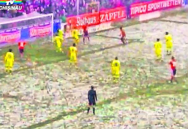 Germania. La Freiburg, meciul cu Borussia Dortmund s-a jucat pe o lapoviţă cumplită