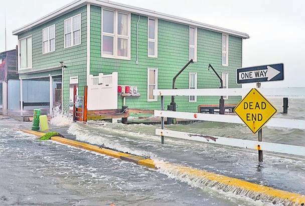 SUA. Coasta de est a fost lovită de furtuni puternice şi de valuri uriaşe