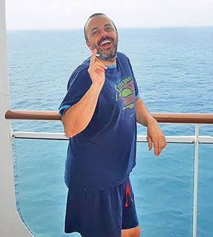 Uite cum pozează Leonard Miron pentru iubitul lui!