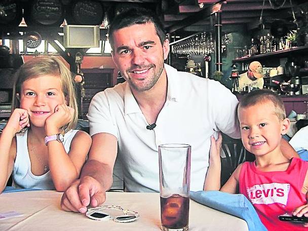 Sara, Cosmin și Alex Contra (de la stânga) Sara, Cosmin și Alex Contra (de la stânga)