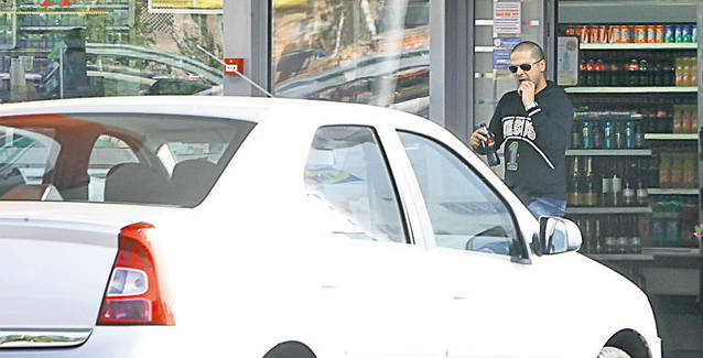 Augustin, ai rămas fără bani de benzină? Fratele mai mic al lui Lucian Viziru a pus combustibil de doar 50 de lei, semn că afacerile cu inox sunt pe butuci