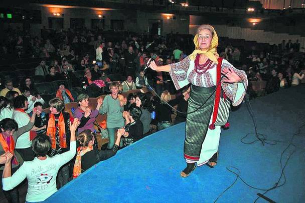 Chiar dacă timpurile s-au schimbat, Sofia Vicoveanca nu a dat opincile pe pantofi cu toc și poartă în continuare basmaua pe cap și traista pe umăr