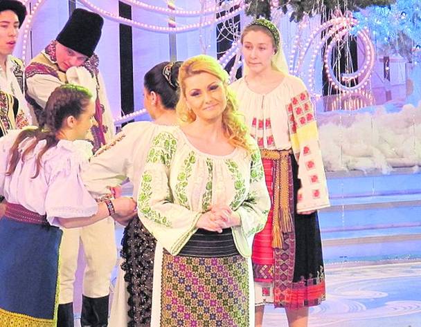 Pe scenă, Emilia nu-și scoate bustul în evidență. În rest, ea poartă decoltee adânci, cu vedere la sâni