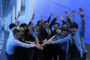 Premieră în Parlamentul European. Un eurodeputat român îi învață pe tineri să câștige bani de la Uniunea Europeană.Vezi despre cine e vorba și cum poți câștiga câteva mii de euro pe lună