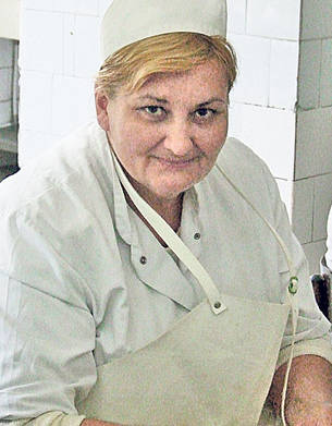 De 8 ani, înveleşte sarmale pentru pelerini! Georgeta Nucă ştie totul despre bucatele pregătite pentru enoriaşii veniţi la moaştele Sfintei Parascheva