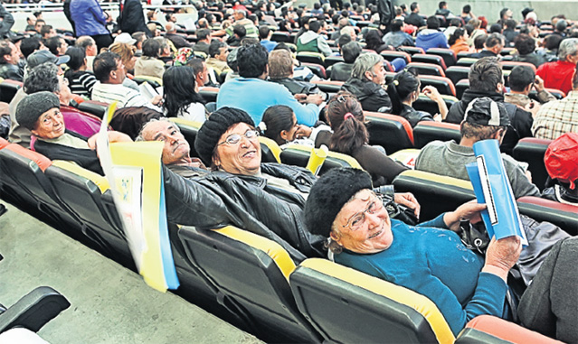 Pedeliştii au ocupat Palatul... iar useliştii, Arena Naţională