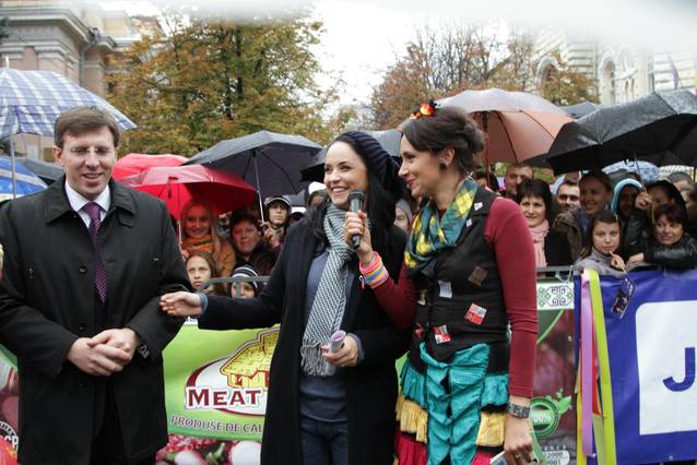 Andreea Marin ”s-a camuflat” în PUȘTOAICĂ la moldoveni! Uite ce bine îi stă! Ce părere ai?