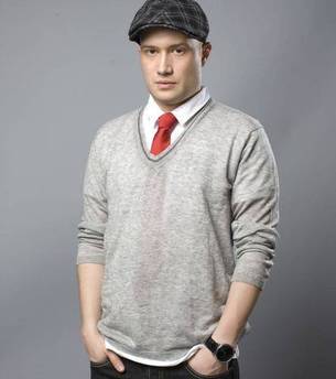 Ștrengărelul din fotografie este acum unul dintre cele mai CAUSTICE PERSONAJE din SHOWBIZ! Ghicești cine este?