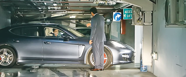 Grăbită, Alina Borcea a ieşit din coloana de maşini şi a luat-o pe linia de tramvai | «Pui», aşa se conduce?