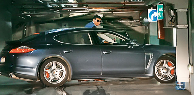 Grăbită, Alina Borcea a ieşit din coloana de maşini şi a luat-o pe linia de tramvai | «Pui», aşa se conduce?