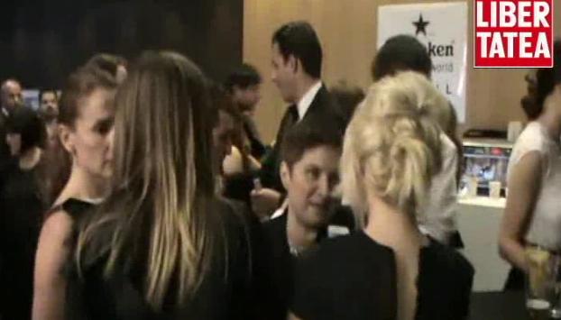 Laura Cosoi, NEGLIJENTĂ de când s-a DESPĂRȚIT DE SMILEY! VEZI cum a dat-o în bară la un eveniment și cine a scos-o din impas! FOTO&VIDEO