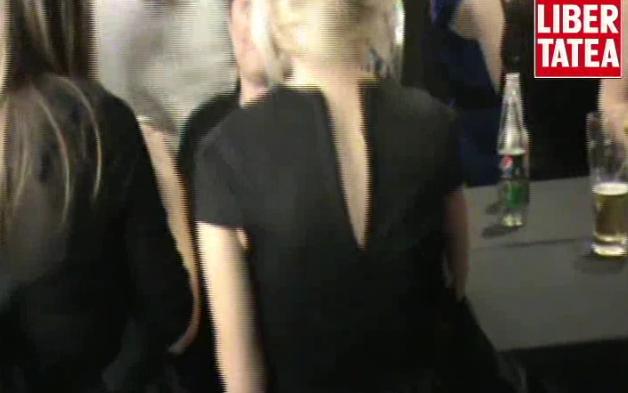 Laura Cosoi, NEGLIJENTĂ de când s-a DESPĂRȚIT DE SMILEY! VEZI cum a dat-o în bară la un eveniment și cine a scos-o din impas! FOTO&VIDEO