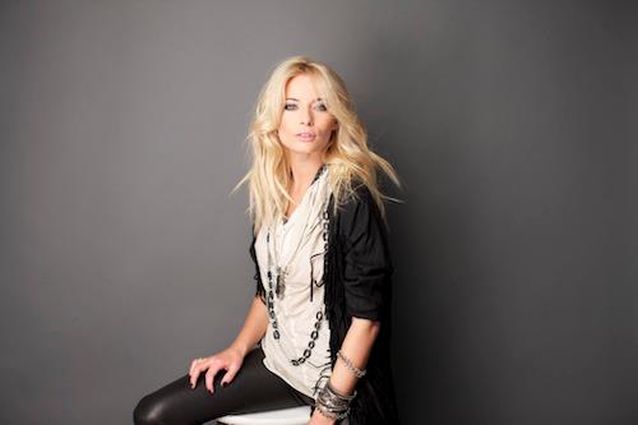 SEXY-CONCURENTA de la Vocea României sau LAURA COSOI? SMILEY, tu cu cine votezi? FOTO şi SONDAJ 