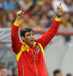 Thompson este pentru noi, Urs Meier doi. Erorile miopului arbitru din Scoția la meciul cu Olanda au amintit de o altă hoție, din 2003