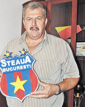 Aşa sunt răsplătiţi eroii! Stelistul Raul Rusescu a fost sărutat de Roxana, soţia lui, în văzul a 50.000 de spectatori