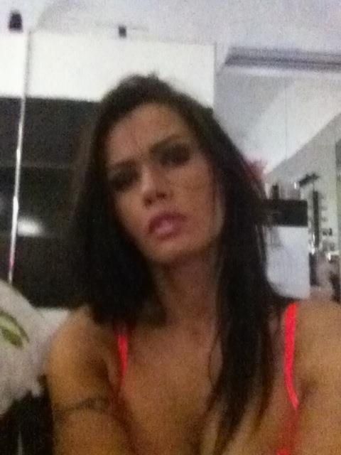 Oana Zăvoranu, FOTOGRAFIATĂ ÎN BAIE, îmbrăcată sumar! Intră să vezi imaginea