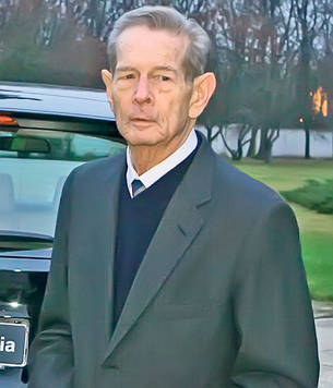 Alexandru Ciucu, croitorul Casei Regale, îi face cadou Regelui Mihai un frac şi o monedă jubiliară | EXCLUSIV