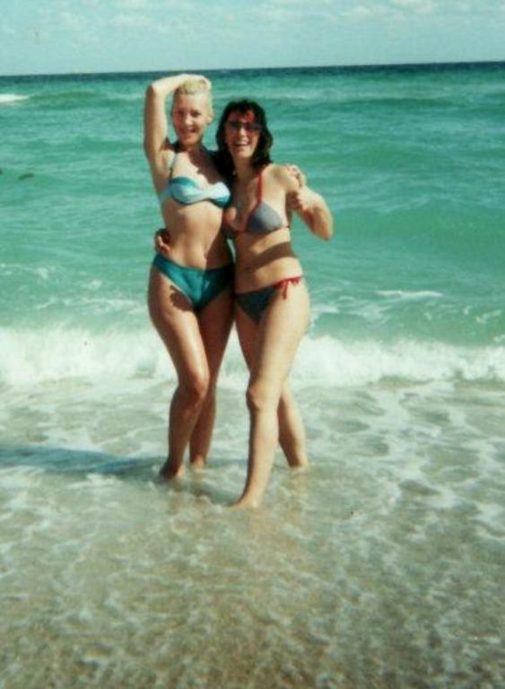 FOTOGRAFIE-DOCUMENT cu LAURA STOICA! Mărește poza s-o cu SILVIA DUMITRESCU, în COSTUM DE BAIE! 