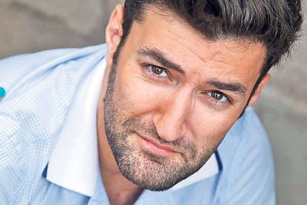 Acum RUPE INIMI, TOPURI și este cel mai ÎNDRĂGIT CÂNTĂREȚ! Uite cum arăta când era ȘOIM! FOTO