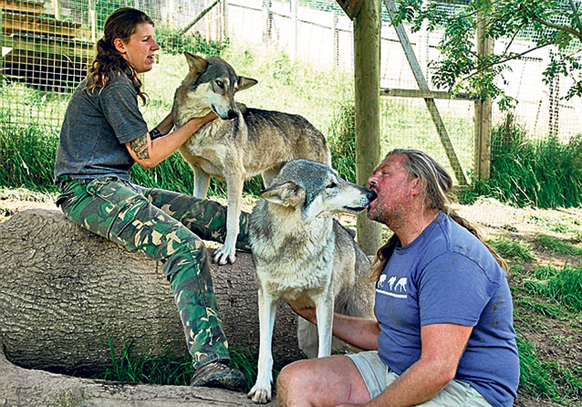 Îşi pune soţia să doarmă cu lupii | GALERIE FOTO