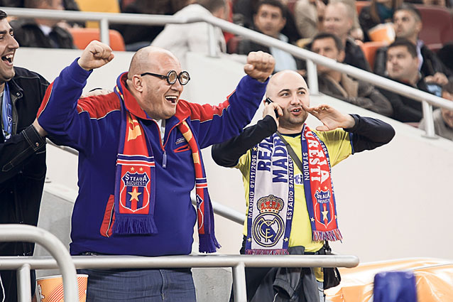 Aşa sunt răsplătiţi eroii! Stelistul Raul Rusescu a fost sărutat de Roxana, soţia lui, în văzul a 50.000 de spectatori