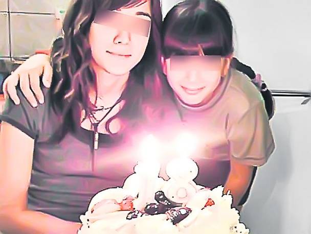 Maria și Andreea (stânga), la majoratul celei din urmå