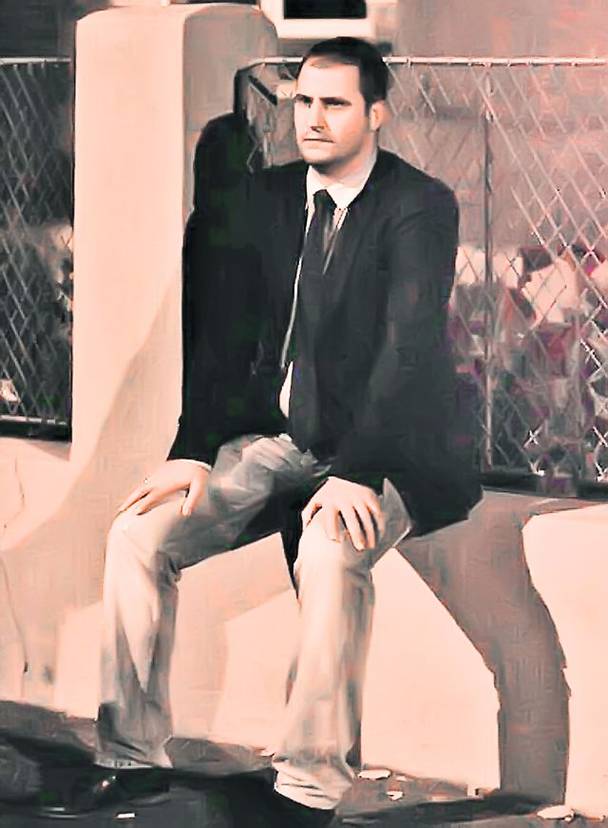 Dupå ce a råtåcit pe stråzi, Șerban Huidu s-a așezat pe marginea unui gard