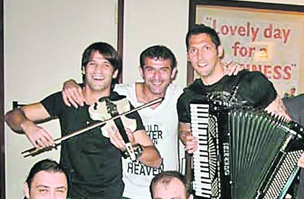 Chivu (primul din stânga), în rol de violonist, alături de Stankovici și de acordeonistul Materazzi