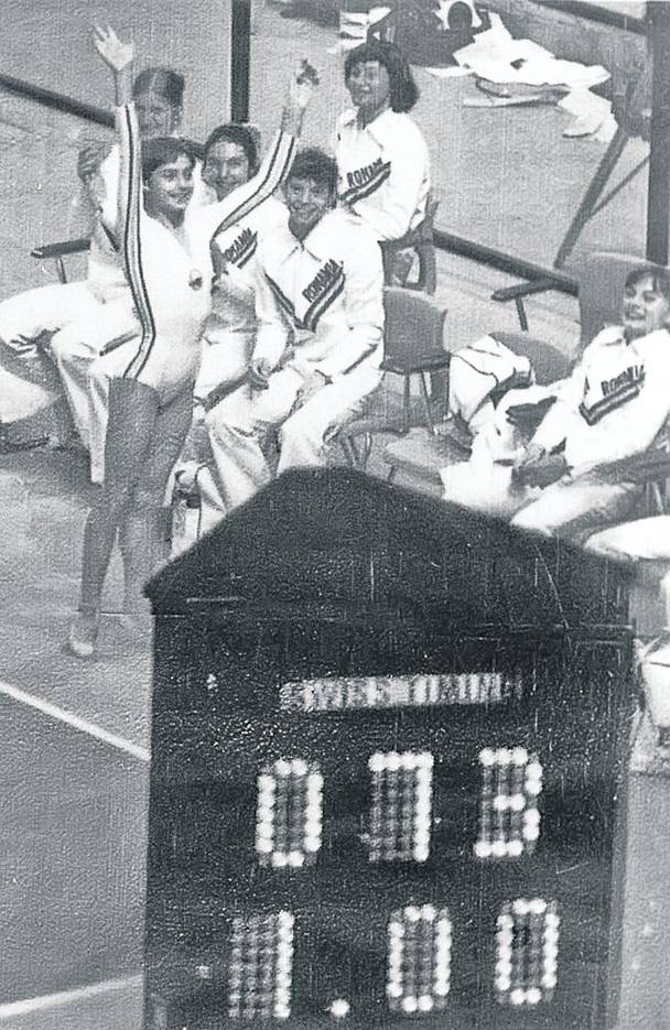 În 1976, la Montreal, Nadia a obținut nota maximă, dar tabela a afișat 1.00, nefiind programată să indice 10.00